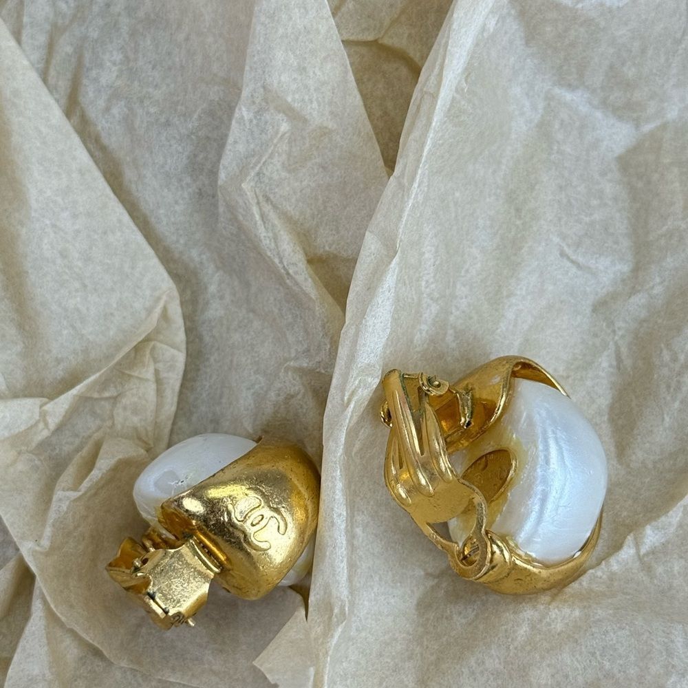 Chanel Vintage 93a Large Faux Pearl Gold Clip On Earrings - Picture 9 of 16